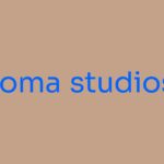 Ein brauner Hintergrund mit blauer Schrift foma studios