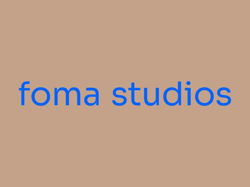 Ein brauner Hintergrund mit blauer Schrift foma studios