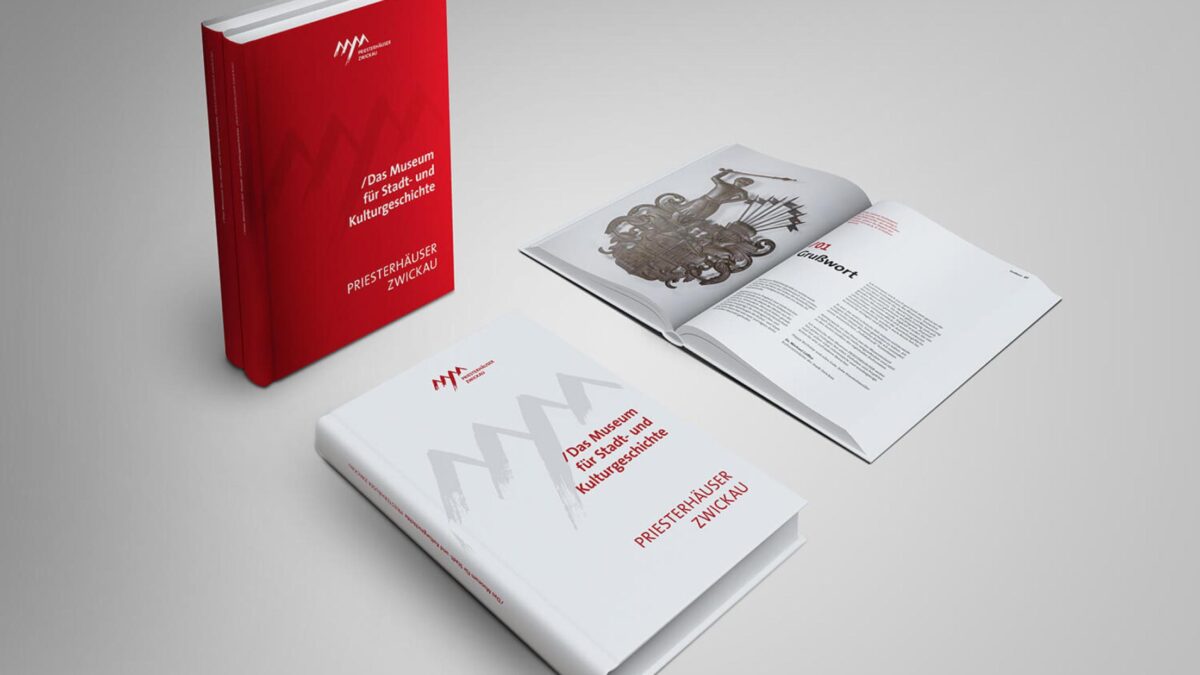 Drei Bücher in rot und weiß mit der Aufschrift Das Museum für Stadt- und Kulturgeschichte