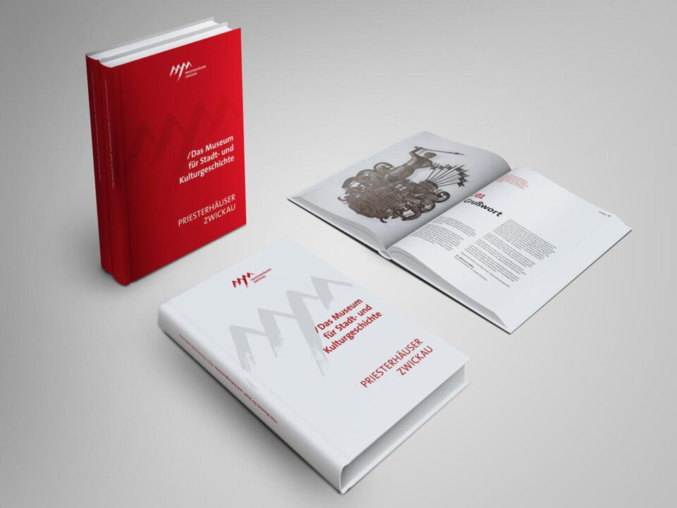 Drei Bücher in rot und weiß mit der Aufschrift Das Museum für Stadt- und Kulturgeschichte