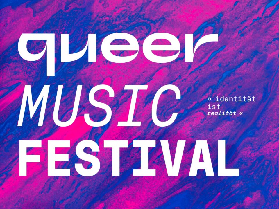 Ein pink-lilaner Hintergrund mit weißer Aufschrift: queer music festival