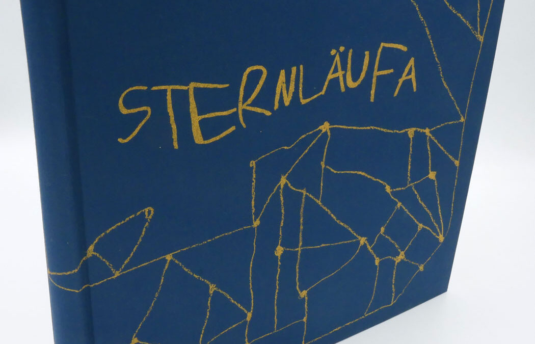 Ein blaues Buch mit gelber Schrift: Sternläufa