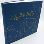 Ein blaues Buch mit gelber Schrift: Sternläufa