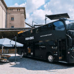 Ein schwarzer Bus mit der Aufschrift Fabmobil