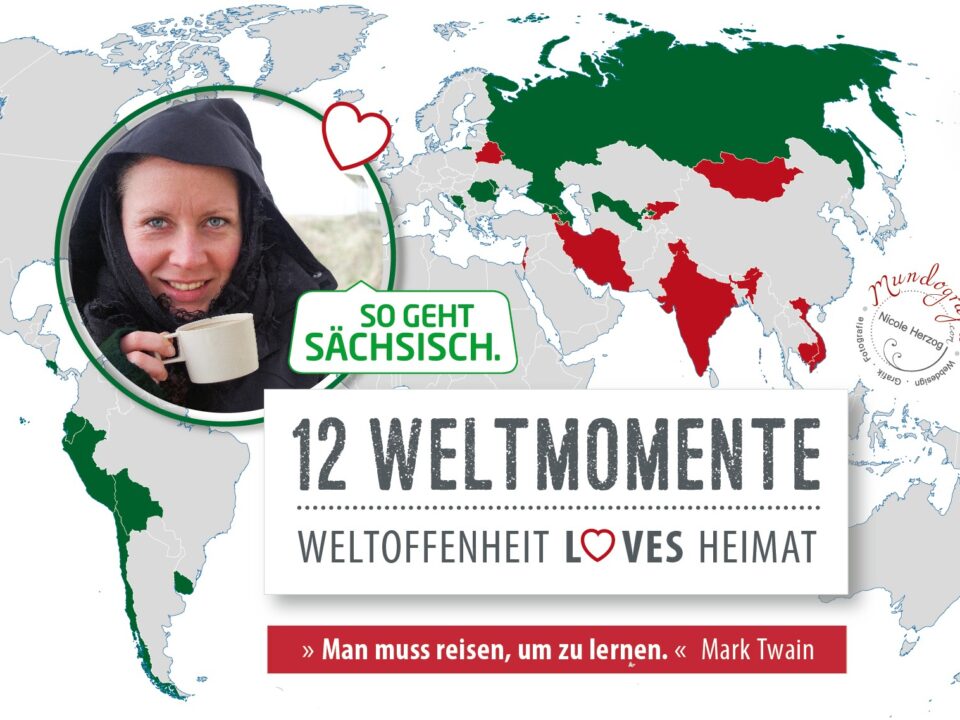 Banner mit der Aufschrift 12 Weltmomente und eine Weltkarte, in der ecke das Foto einer weißern Frau mit Teetasse in der Hand