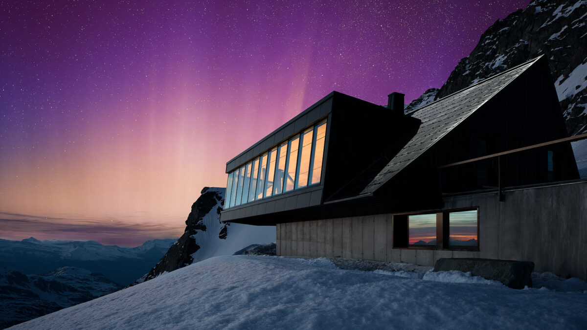Eine Hütte mit großer Fensterfront im Schnee, im Hintergrund lila weiße Nordlichter