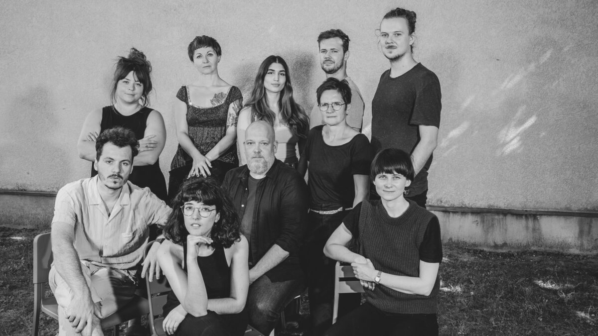 Schwarz-weiß-Foto: Eine Gruppe von zehn Menschen, vier Männer und sechs Frauen. Gruppenfoto, alle schauen in die Kamera.