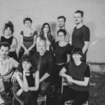Schwarz-weiß-Foto: Eine Gruppe von zehn Menschen, vier Männer und sechs Frauen. Gruppenfoto, alle schauen in die Kamera.