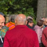 Viele weiße Männer von hinten und der Seite mit Glatzen