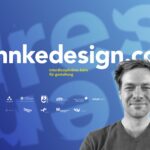 Ein weißer junger Mann lächelt in die Kamera, sein Foto ist schwarz-weiß gehalten. Der Hintergrund ist blau mit der Aufschrift: jahnkedesign.com