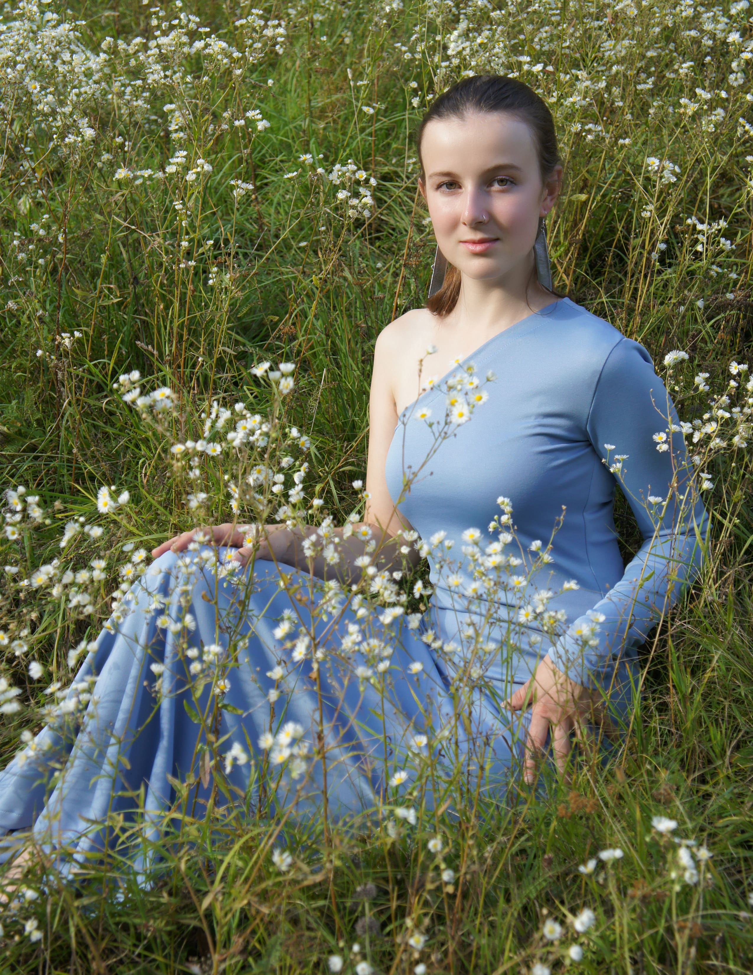 langes Kleid mit asymmetrischem Ausschnitt