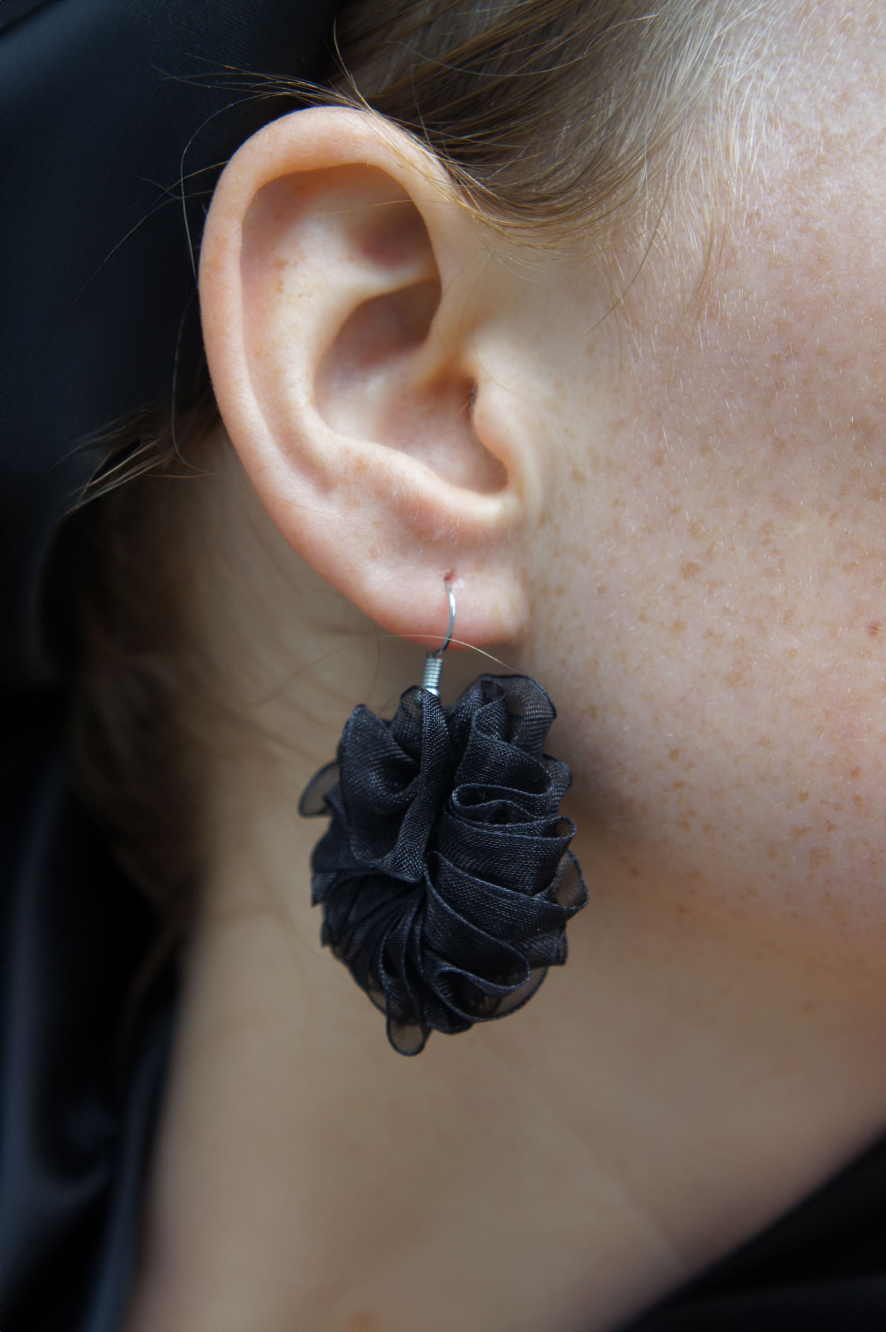 schwarze Ohrringe aus Organza