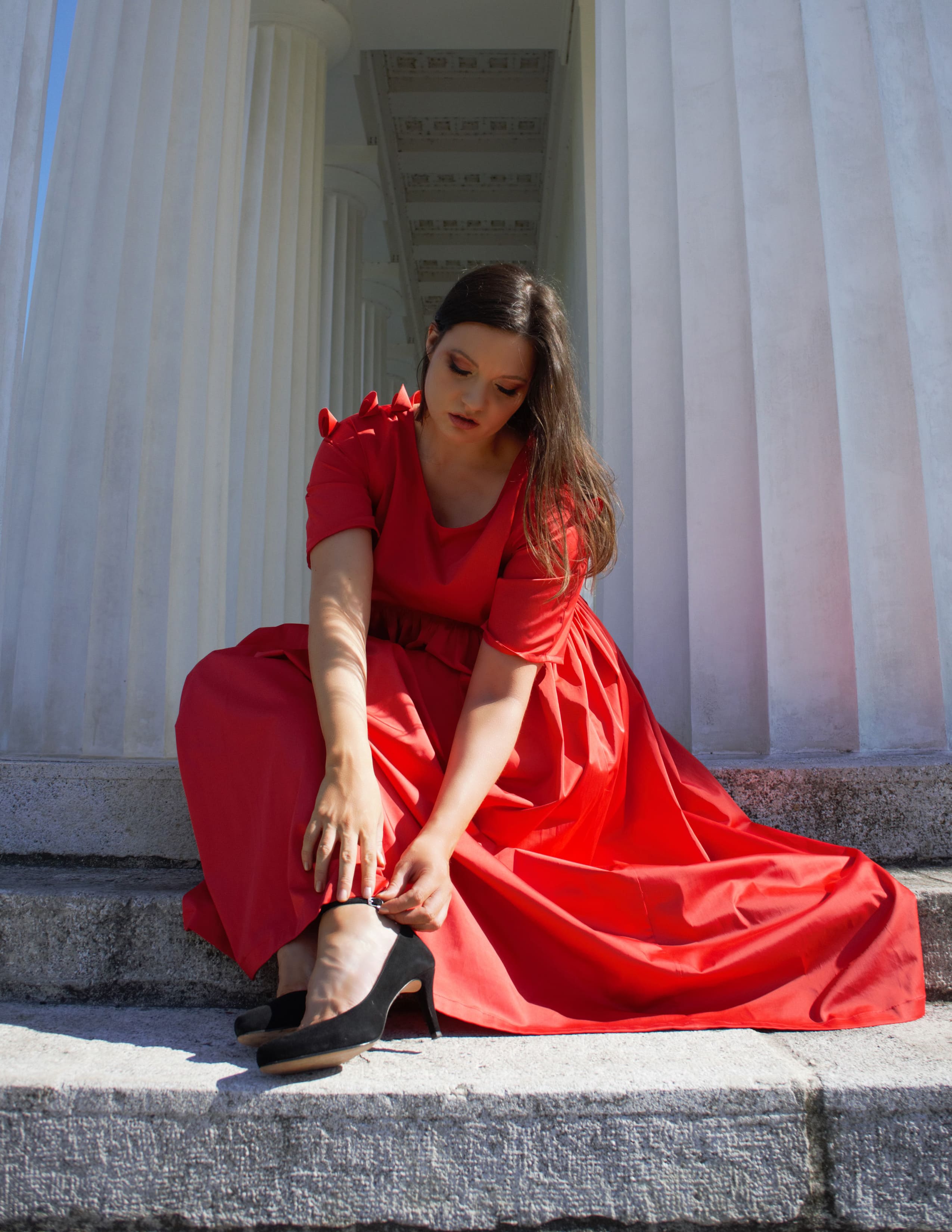 rotes langes Kleid mit Stoffblüten an den Ärmeln