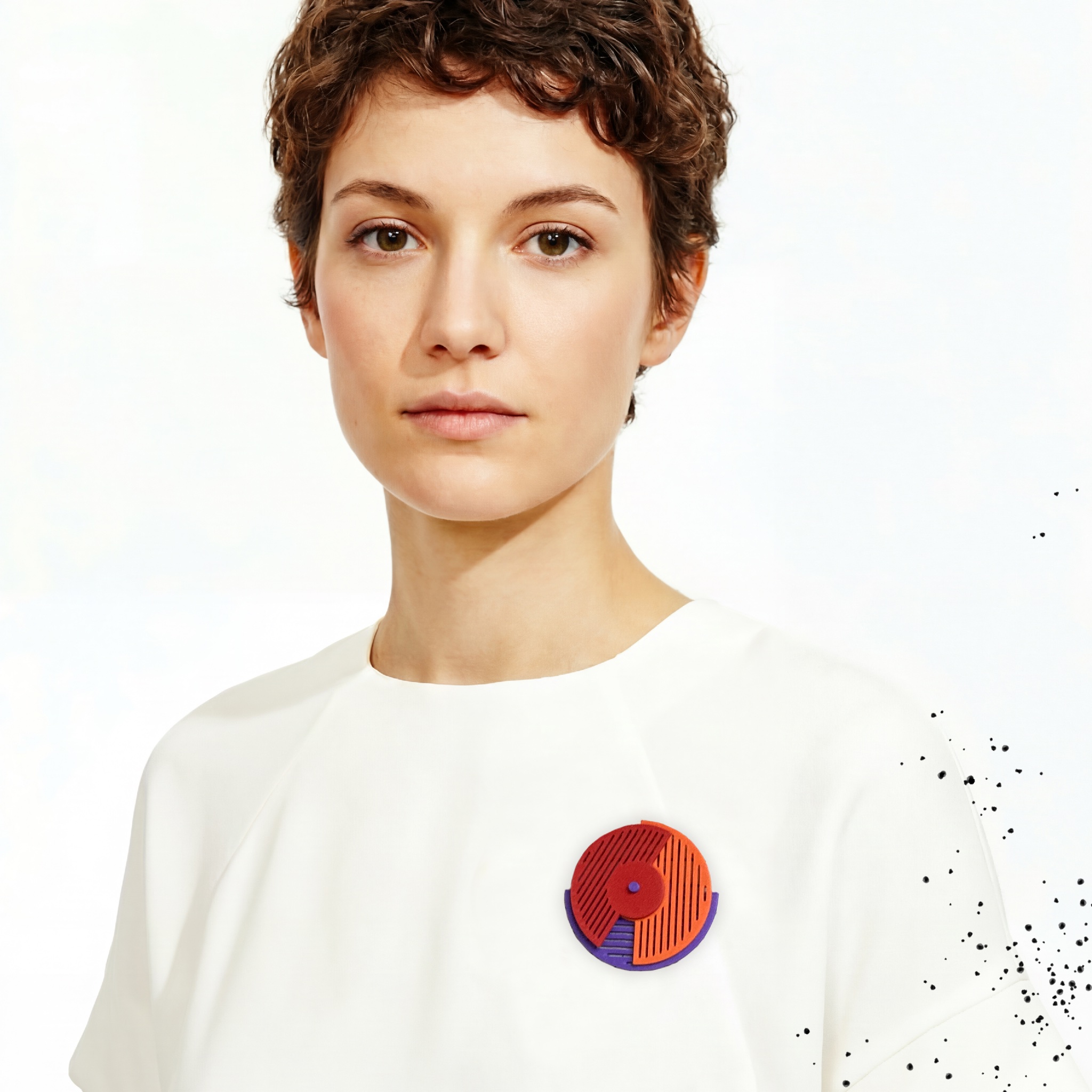 snynga produktbilder brosche twist getragen generiert 2048x2048 20260408